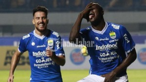 striker-persib-bandung-ezechiel-ndouassel-dan-jonathan-bauman_20180804_132550.jpg