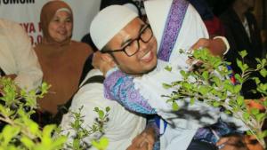 suasana-suka-cita-berbaur-haru-jemaah-haji-tiba_20151002_002253.jpg