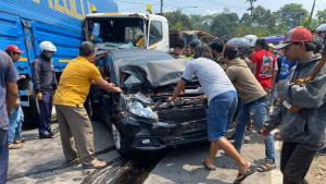 tabrakan-beruntun-di-sukabumi-710.jpg