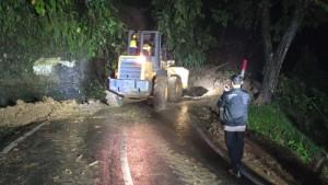 tanah-longsor-yang-menutupi-badan-jalan-di-Kampung-Gadogjaya-Kecamatan-Cibinong-Cianjur.jpg