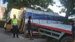 truk-membawa-bata-hebel-oleng-terpersok.jpg
