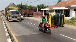 truk-tabrak-elf-subang.jpg