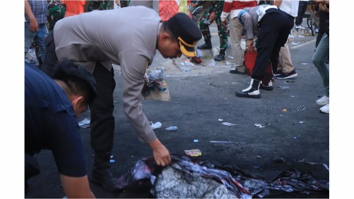 1-Aksi-Mulia-Polisi-TNI-dan-Sat-Pol-PP-Bersihkan-Sampah-Sisa-Aksi-Unjuk-Rasa.jpg
