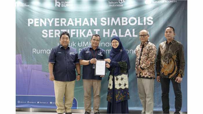 1-Kepala-PMU-Sertifikasi-Surveyor-Indonesia-Afrinal-menyerahkan-simbolis-sertifikat-halal-kepada.jpg