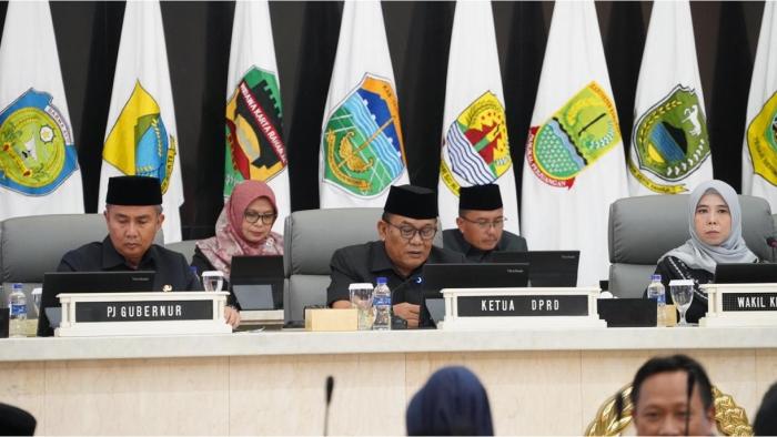 1-Ketua-DPRD-Provinsi-Jawa-Barat-Brigadir-Jenderal-TNI-Purn-Taufik-Hidayat-saat-rapat-paripurna.jpg