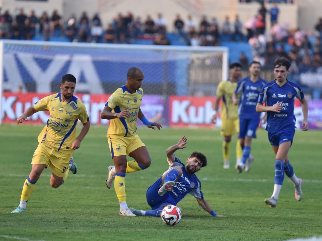 1-Laga-PSIM-Yogyakarta-vs-Persib-Bandung.jpg