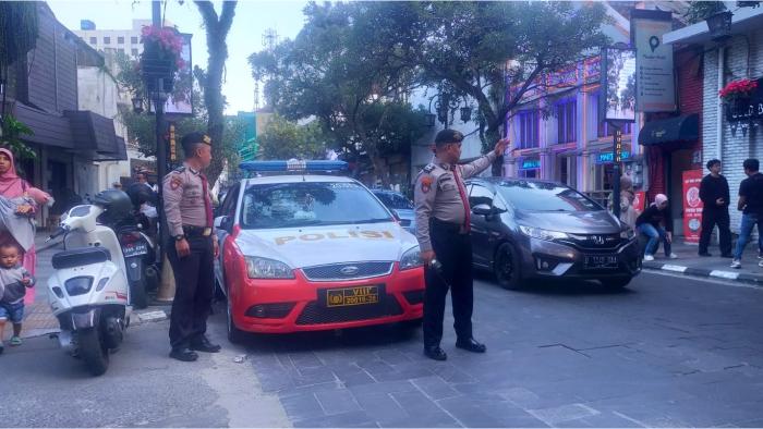 1-Polrestabes-Bandung-Gelar-Patroli-Pengamanan-Obyek-Vital-sambil-Berdialog-dengan-Warga.jpg