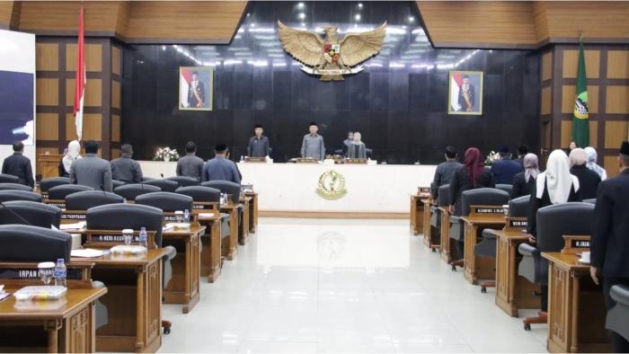 1-Rapat-Paripurna-DPRD-Jabar-Penyampaian-Nota-Gubernur-terkait-5-Raperda-dan-Usul-Prakarsa.jpg