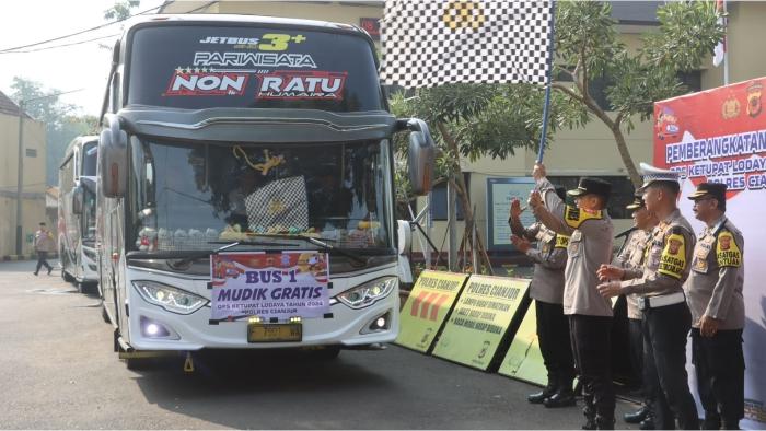 1-Wakapolres-Cianjur-Lepas-2-Bus-Mudik-Gratis-Angkut-107-Penumpang-Untuk-Pulang-ke-Kampung-Halaman.jpg