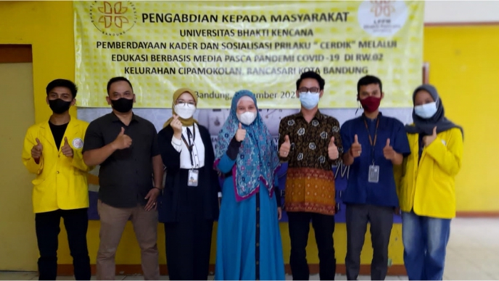 1-poto-anggota-pengabdian-masyarakat-bersama-ketua.jpg