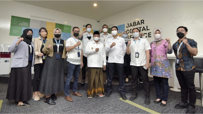 Uu Ruzhanul Ulum Berbagi Bala-Bala Saat Mengunjungi Kantor Program Jabar Juara