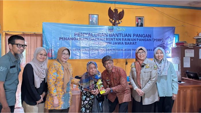 1Anggota-DPRD-Jawa-Barat-Fraksi-Golkar-Tati-Supriati-Irwan-menyampaikan-apresiasi.jpg