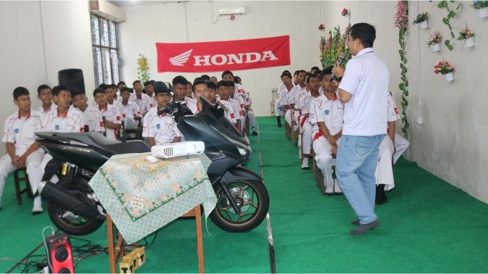 1Astra-Honda-Berbagi-Ilmu-bersama-SMK-Master-Indonesia-Bogor.jpg