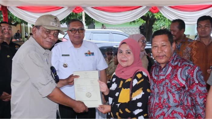 1Bupati-Serahkan-Sertifikat-Redistribusi-Tanah-2024-Kepada-Masyarakat-di-Wilayah-IV-Pajampangan.jpg