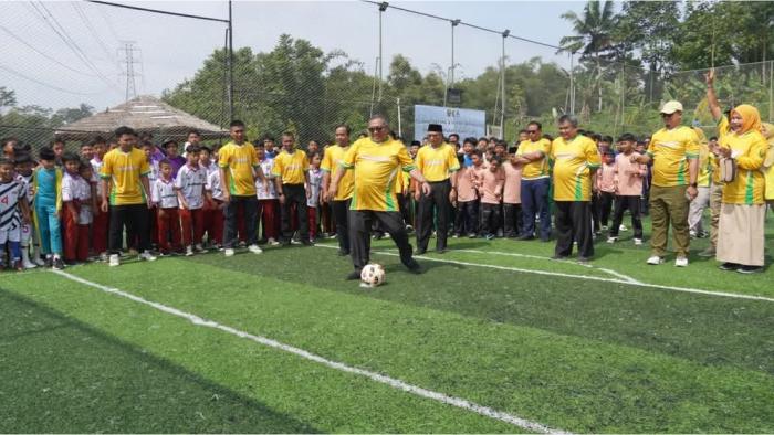 1Bupati-Sukabumi-H-Marwan-Hamami-membuka-pertandingan-mini-soccer-di.jpg