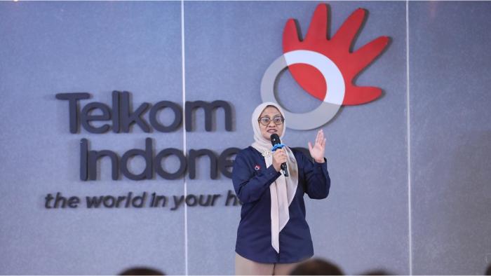 1Direktur-Utama-Telkom-Dian-Siswarini-kiri-saat-melakukan-kunjungan-kepada-pela.jpg