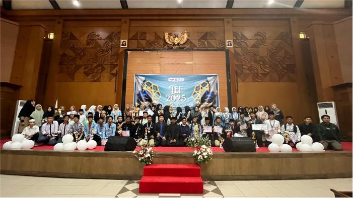 1Generasi-Muda-Berprestasi-Nisya-Ahmad-Siapkan-Piala-di-Islamic-Education-Fair-2025.jpg