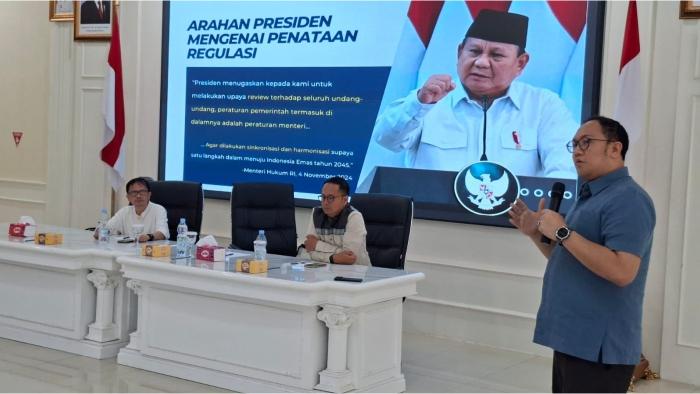 1Kemenkum-Jabar-hadir-sebagai-narasumber-utama-dalam-Pelatihan-Analisis.jpg