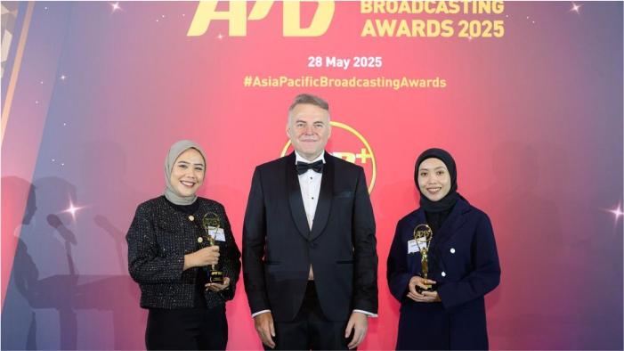 1Penyerahan-penghargaan-APB-Awards-2025-oleh-CEO-Charlton-Media.jpg