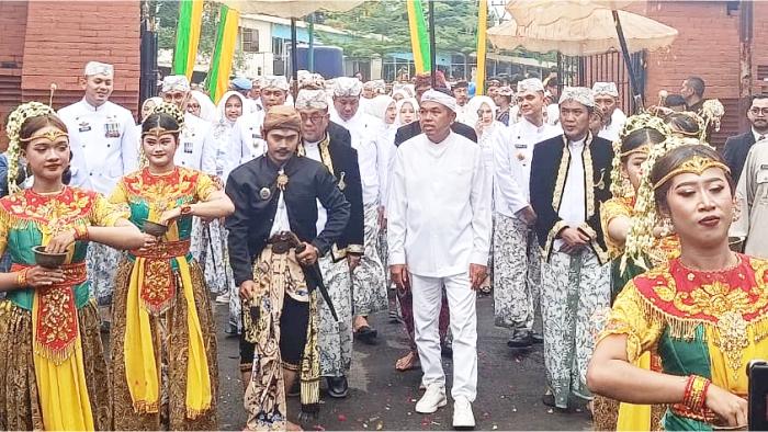 1Peringatan-Hari-Jadi-ke-544-Kabupaten-Cirebon-justru-dipenuhi-tradisi-sakral.jpg