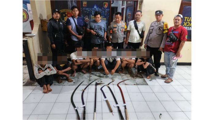 1Polisi-Amankan-Sejumlah-Remaja-Bersenjata-Tajam-di-Lelea-Indramayu-Diduga-Hendak-Tawuran.jpg