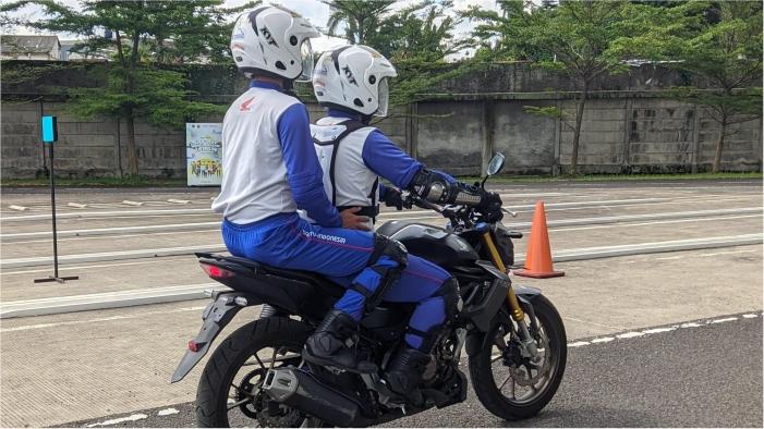 1Tips-Aman-dan-Nyaman-Saat-Dibonceng-Sepeda-Motor.jpg