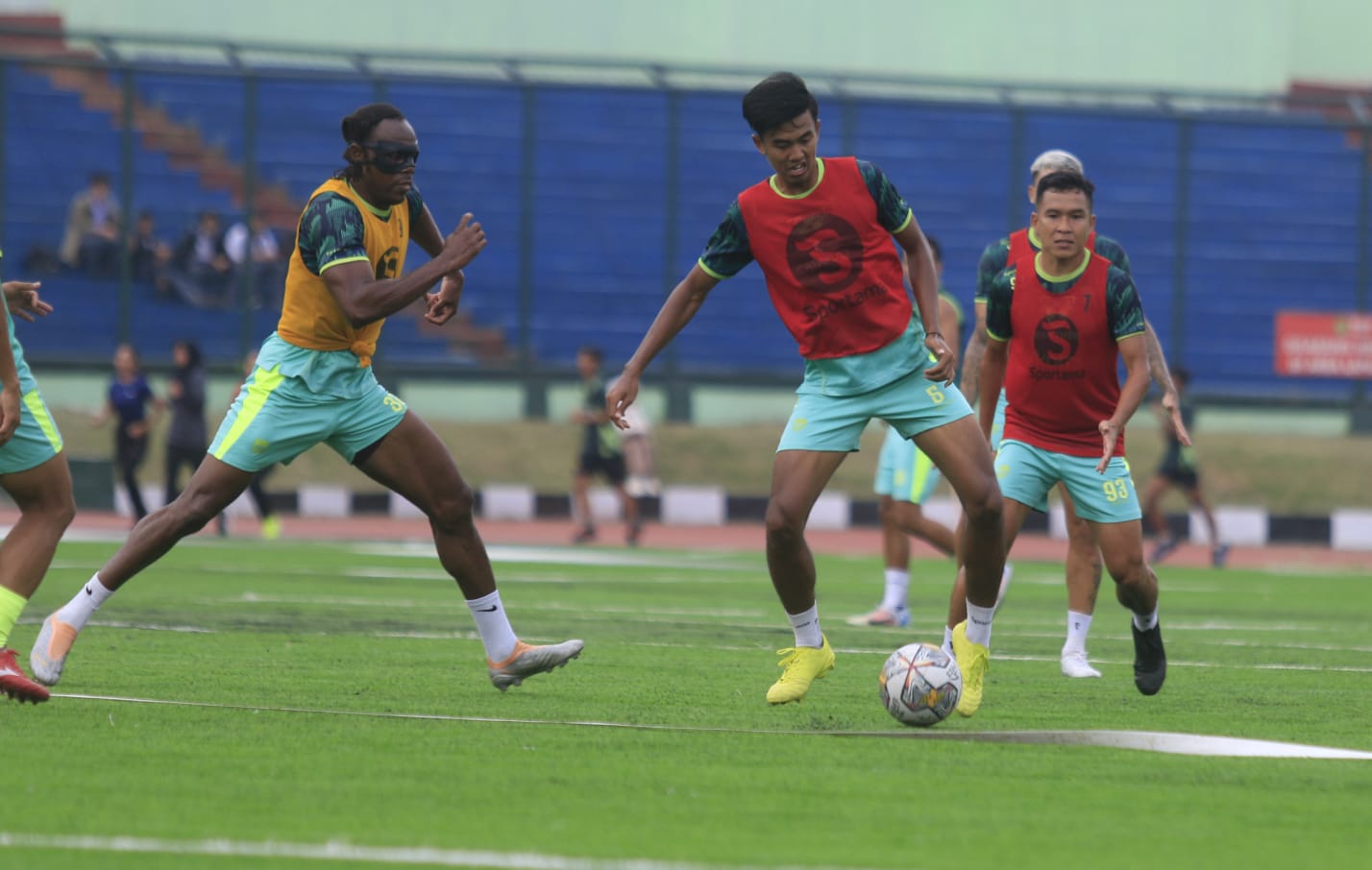 Bek Persib Bandung yang Garang tapi Ramah Ini Mengaku Sangat Senang Bobotoh dapat Hadir di Stadion