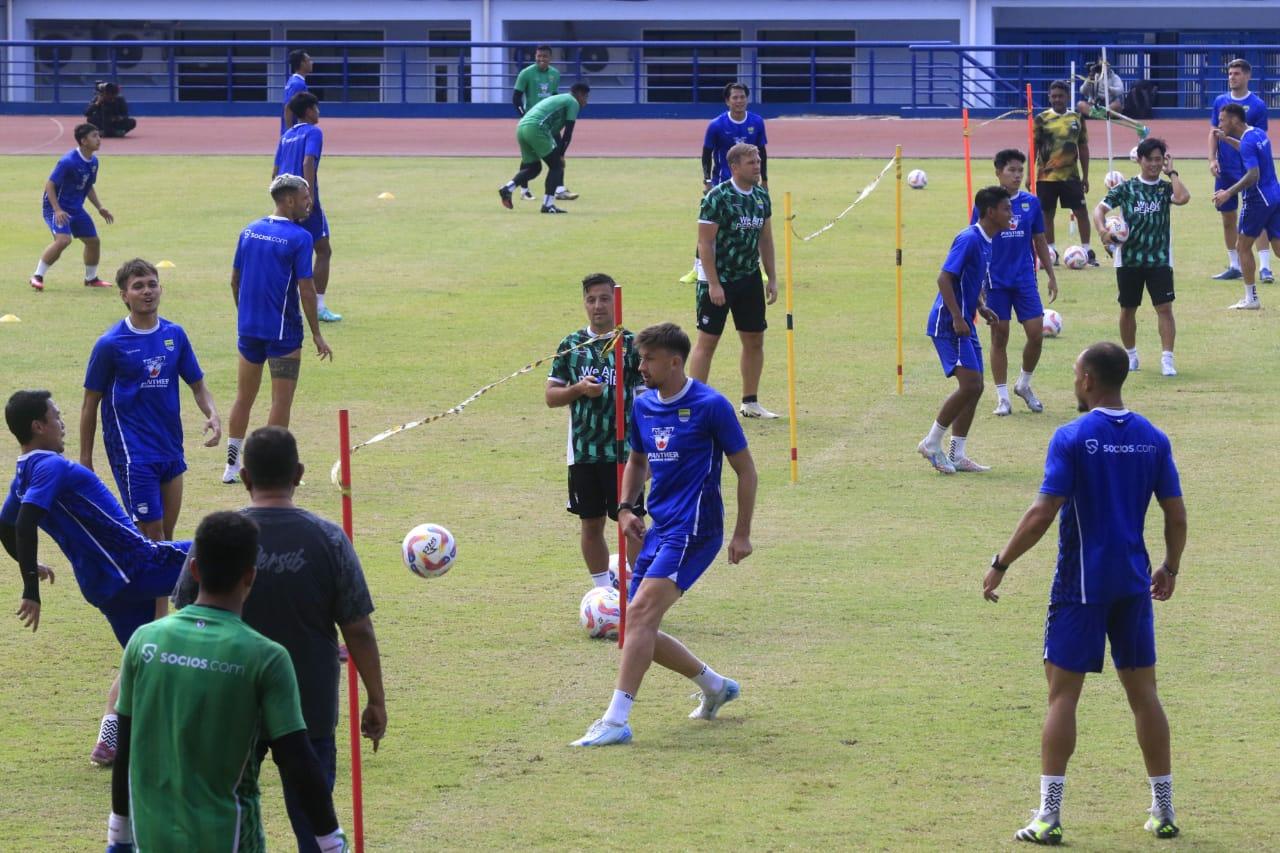 Tonton Live Streaming Persib Bandung Lawan PSM Makassar: Maung Tanpa Striker Maut di Stadion Batakan