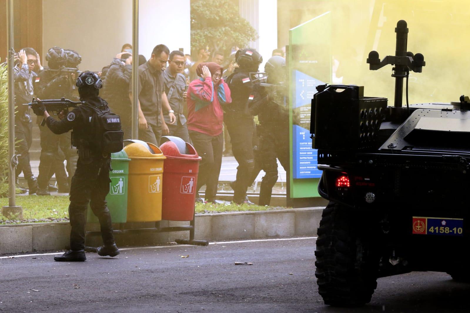 Kopasgat TNI AU Gelar Operasi Pembebasan Sandera di Balai Kota Bandung