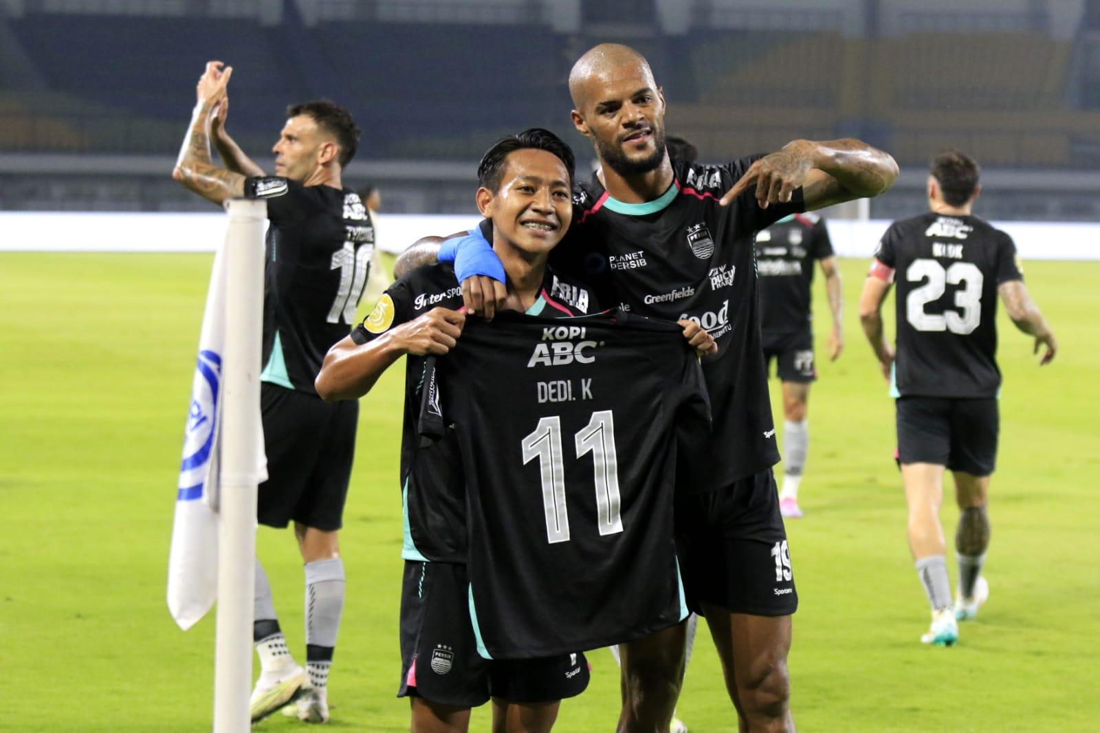 Persib Kalahkan Persita di Stadion GBLA