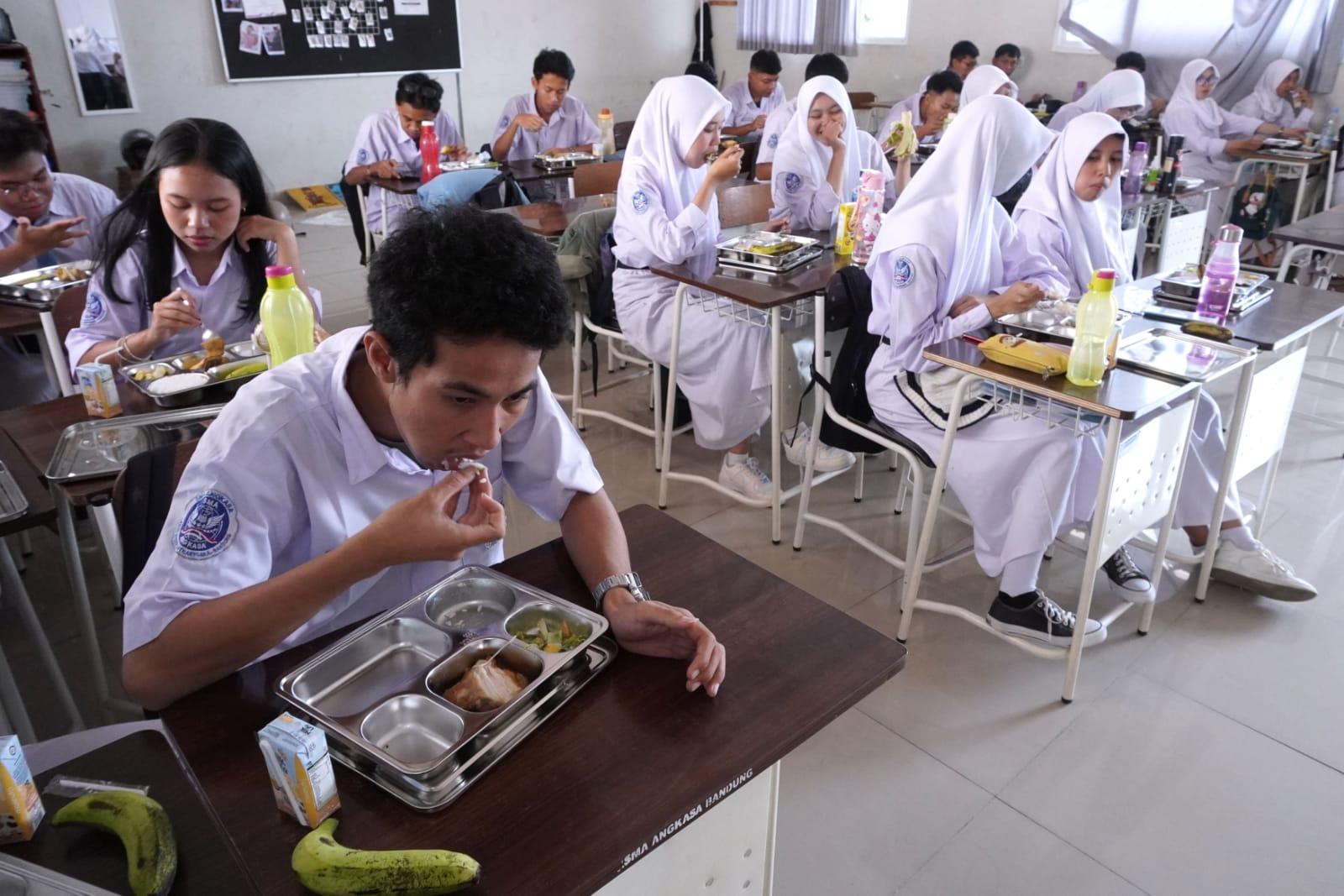 Pelaksanaan Program Makan Bergizi Gratis Hari Pertama di Kota Bandung