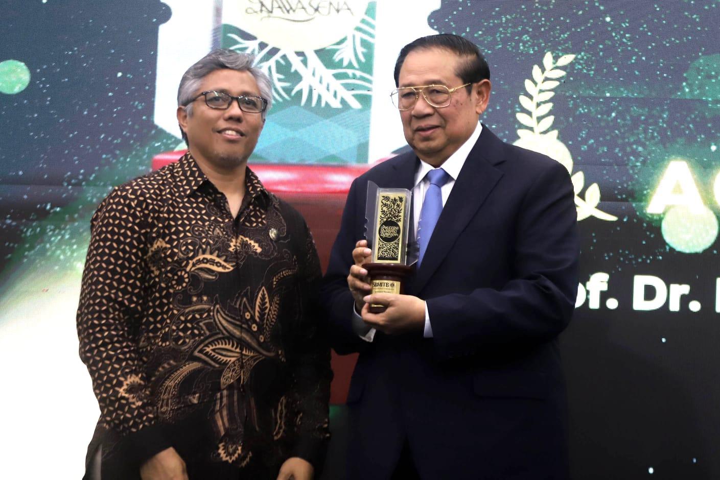 Presiden Ke-6 RI SBY Terima Penghargaan Lifetime Achievement dari SBM ITB