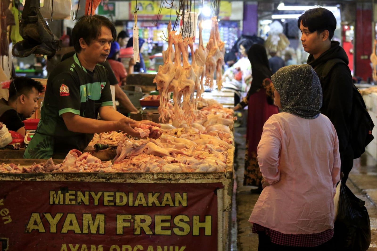 BPS Jabar: Emas Perhiasan dan Bawang Merah Dorong Inflasi Bulanan, Daging Ayam Catatkan Deflasi