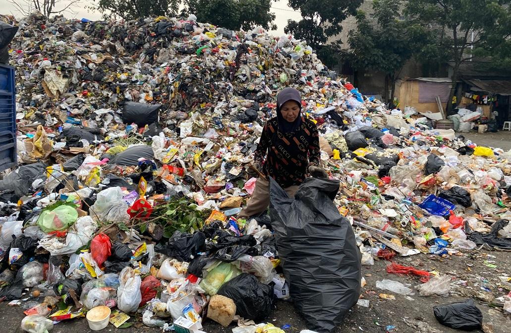 2Kondisi-tumpukan-sampah-di-TPS-Ciwastra-Bandung.jpg
