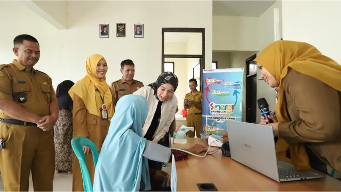 AHM-Manager-Corporate-Social-Responsibility-AHM-Catur-Sri-Wulandari-ditemani-Kepala-Desa.jpg
