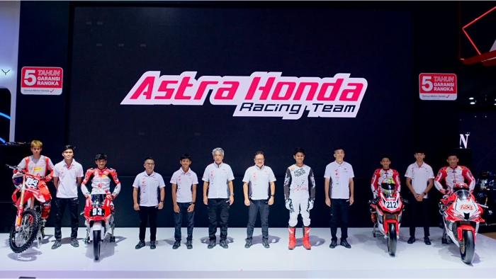 AHRT-2024-Pebalap-Astra-Honda-Racing-Team-2024-bersama-dengan-jajaran-Board.jpg