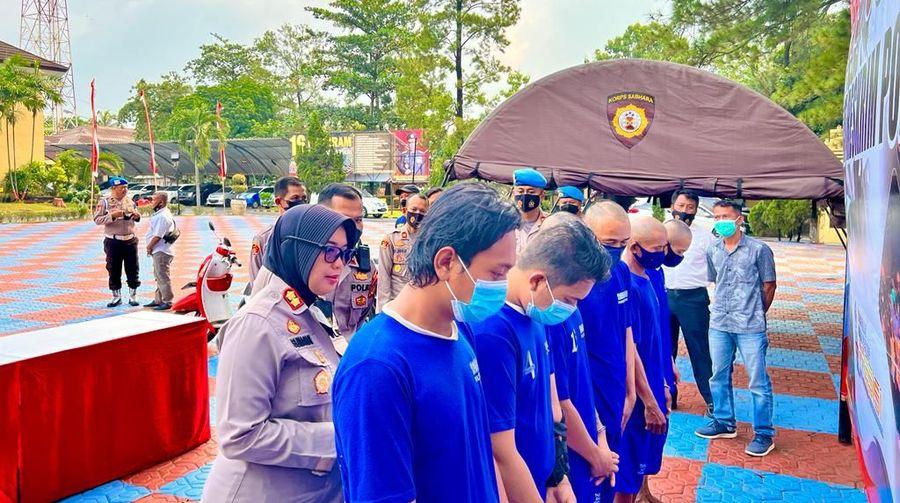 AKBP-Sumarni-memimpin-kegiatan-konferensi-pers-penangkapan-enam-pelaku-curanmor.jpg