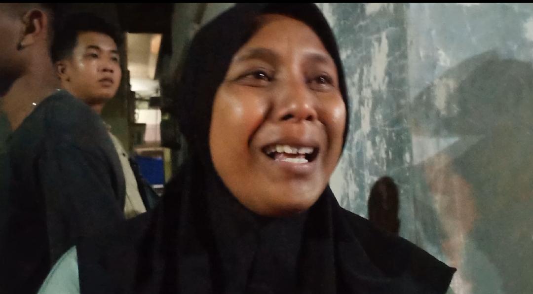 Aam-bibi-dari-Rino-salah-satu-dari-14-korban-meninggal-akibat-longsor-di-area-tambang-b.jpg