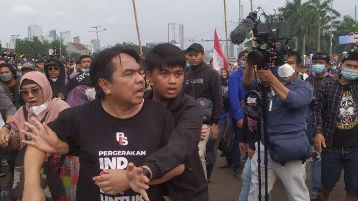 Ade-Armando-di-tengah-kerumunan-massa-saat-unjuk-rasa-di-gedung-DPR-RI-Jakarta-Senin-1142022.jpg