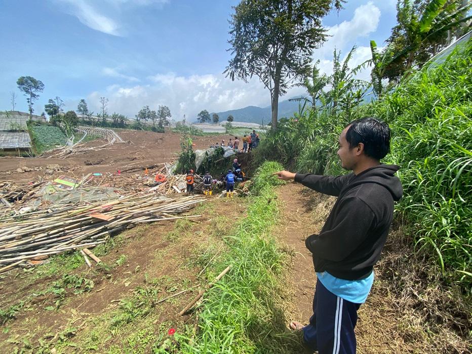 jabar/Adi-seorang-warga-Pasir-Halang-menunjukan-lokasi-longsor-Cisarua.jpg