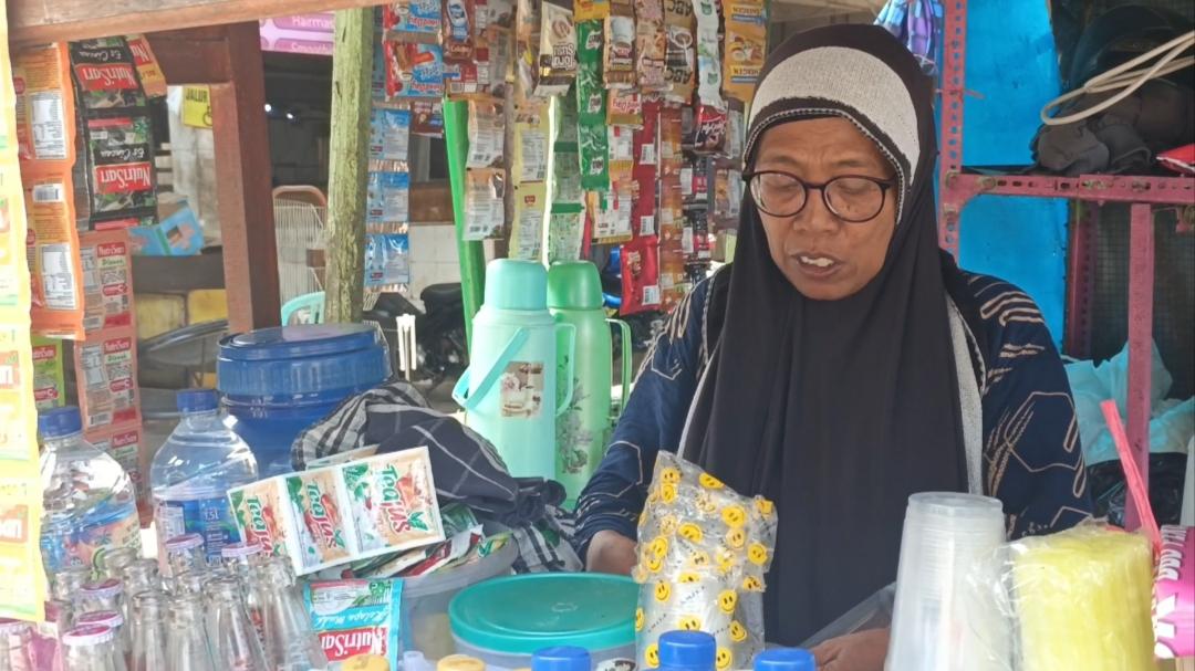 Aeni-Pedagang-es-di-Kota-Cirebon-menjerit.jpg