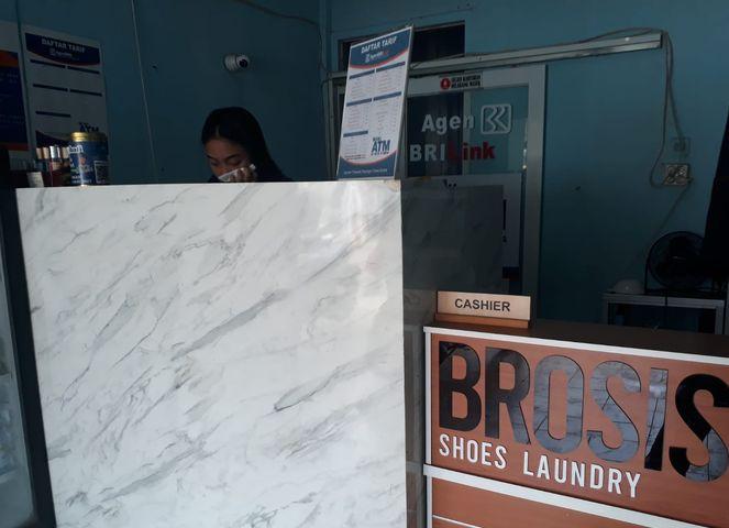 Cerita Haru BRILink Cigending Bandung, Penerima Bansos Sujud Syukur Hingga Hitung Receh Rp 12 Juta