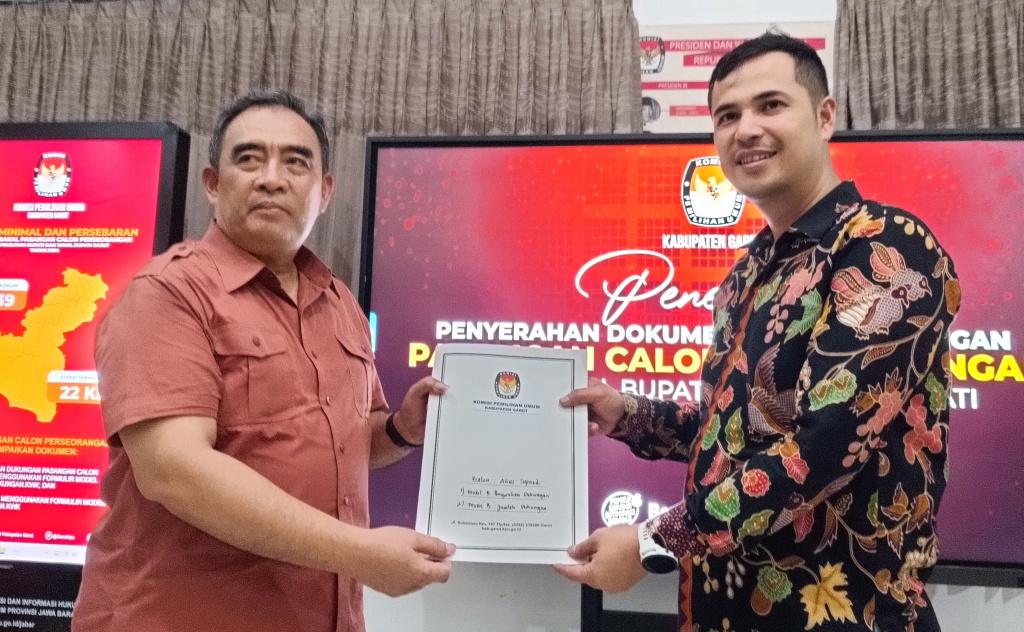 Agus-Supriadi-kiri-menyerahkan-syarat-dukungan-ke-KPU.jpg
