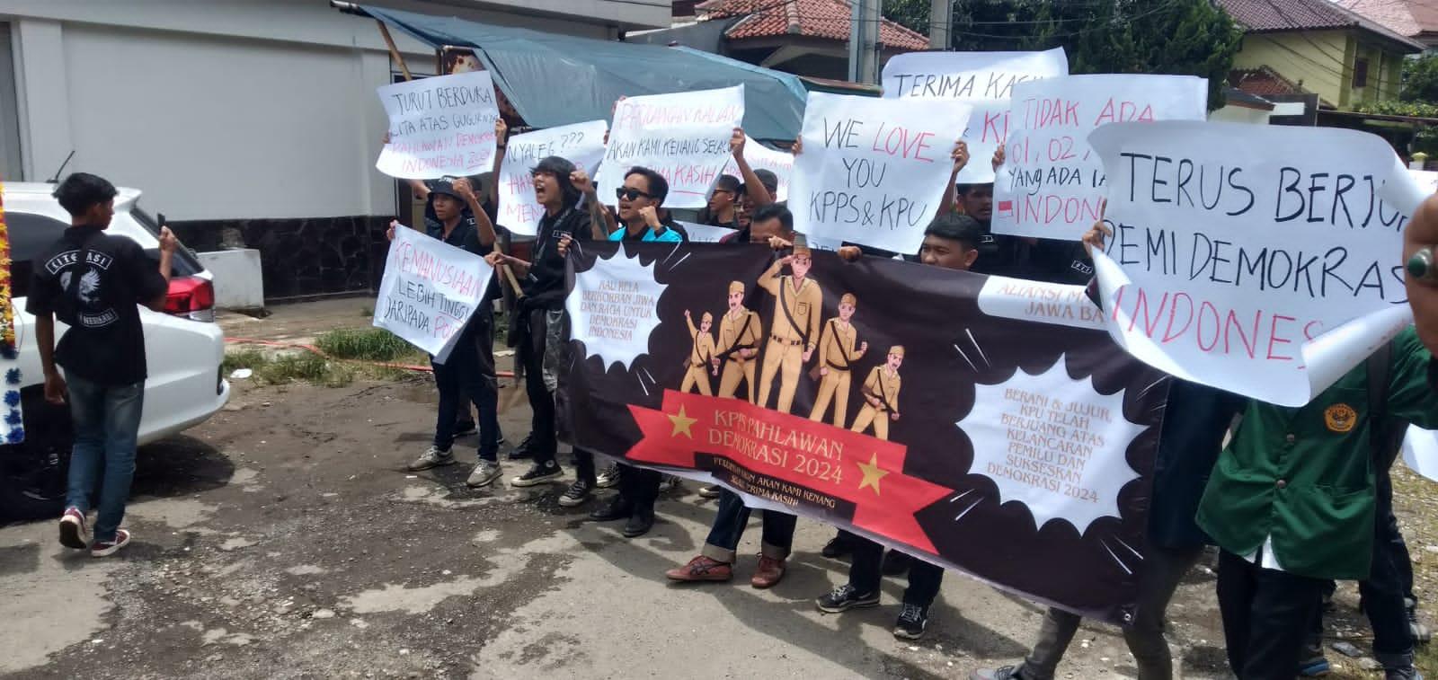 Aksi-Aliansi-Aktivis-Jawa-Barat-di-Gedung-KPU-Jabar-Minggu-2522024.jpg