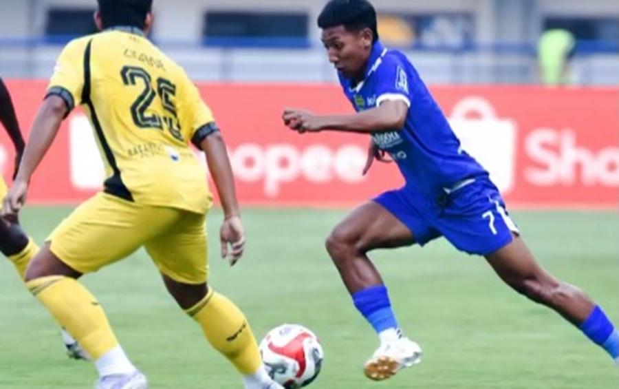 Aksi-Beckham-Putra-Nugraha-dalam-laga-perdana-Persib-kontra-Semen-Padang.jpg