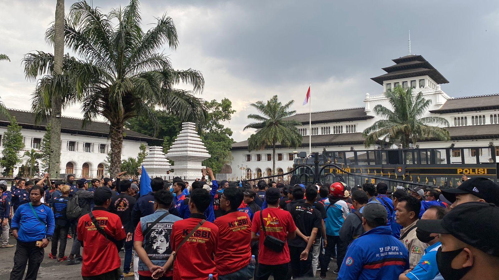 Aksi-buruh-menggeruduk-Gedung-Sate-Senin-29122025.jpg