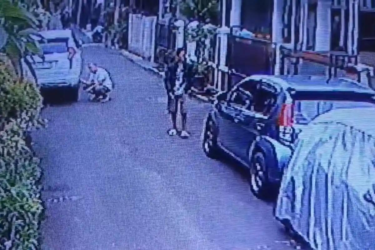 Aksi-pencuri-kotak-amal-niat-menghilangkan-rekam-jejak-tak-disadar-direkam-CCTV-lainnya.jpg