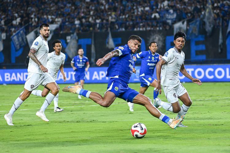 Aksi-penyerang-Persib-Bandung-Berguinho-dalam-u.jpg