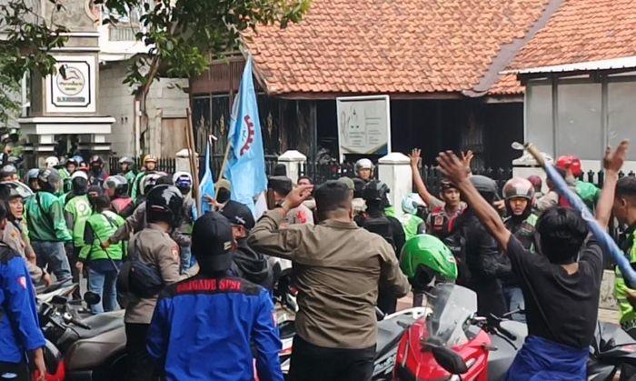 Massa Buruh dan Ojol di Purwakarta Terliba Kericuhan dan Saling Lempar di Jalan KH Abdurrahman