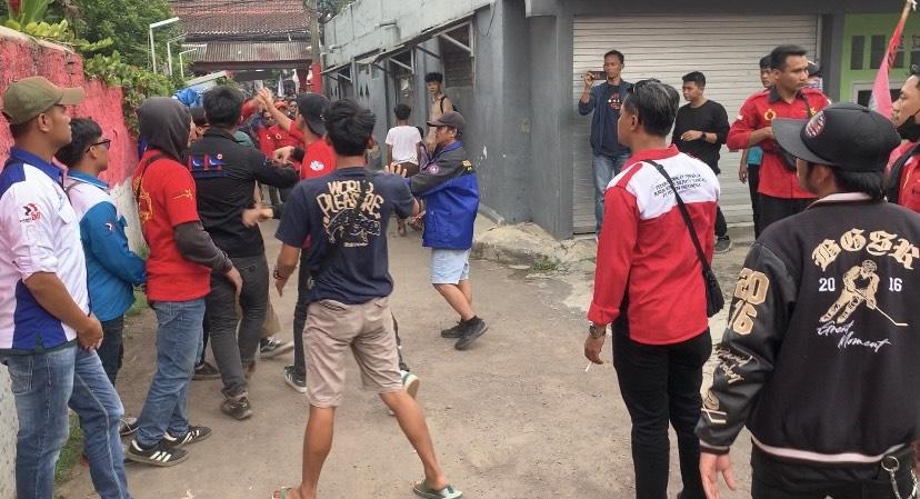 Aksi-unjuk-rasa-ribuan-buruh-di-depan-Pemkab.jpg
